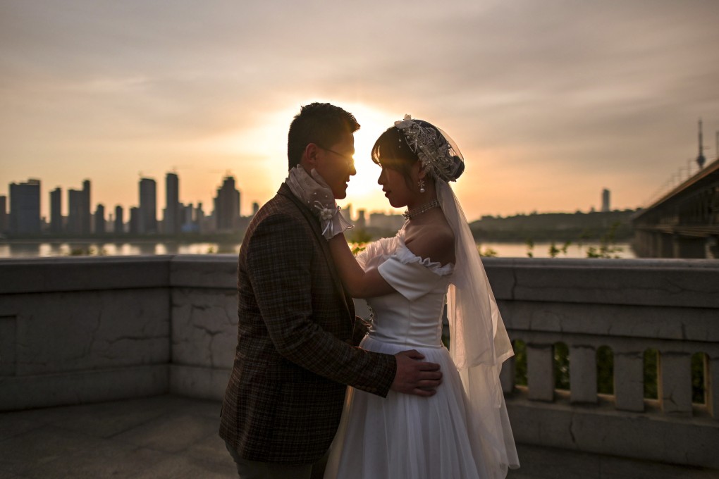 A couple poses for a wedding photographer in Wuhan, China's central Hubei province, on April 14, 2020. Photo: AFP