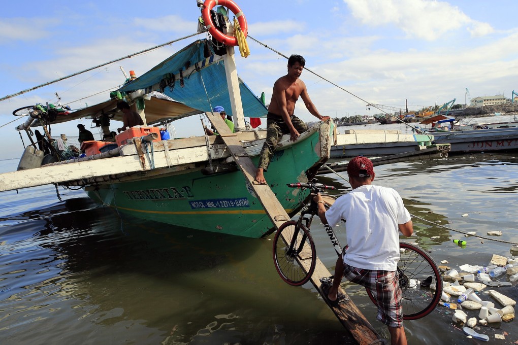 Philippine fishermen at a seaport in Navotas city. Photo: EPA