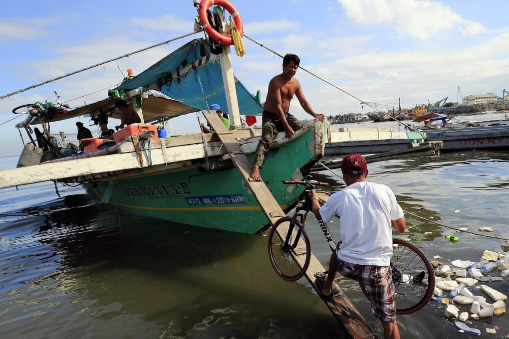 Philippine fishermen at a seaport in Navotas city. Photo: EPA