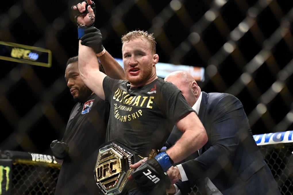 Dana White puts the interim lightweight title around Justin Gaethje’s waist. Photo: AFP