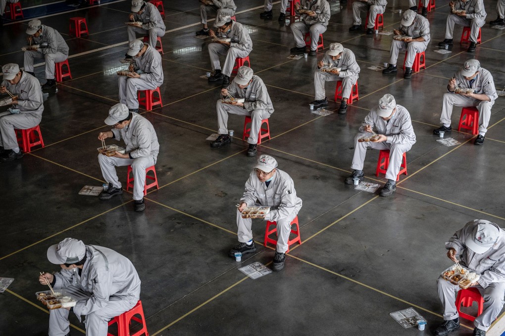 Employees eat apart during their lunch break at an auto plant of Dongfeng Honda, in Wuhan in China's central Hubei province, on March 23. Photo: AFP