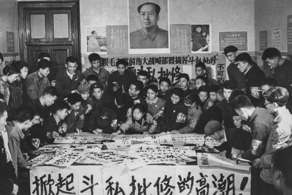 Red Guards prepare dazibao – big character posters – criticising revisionism, in December 1967, in Wuhan. Photo: Getty Images