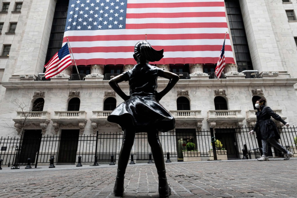 “The Fearless Girl” statue and the New York Stock Exchange (NYSE) are pictured on April 20, 2020 at Wall Street in New York City. Photo: Agence France-Presse