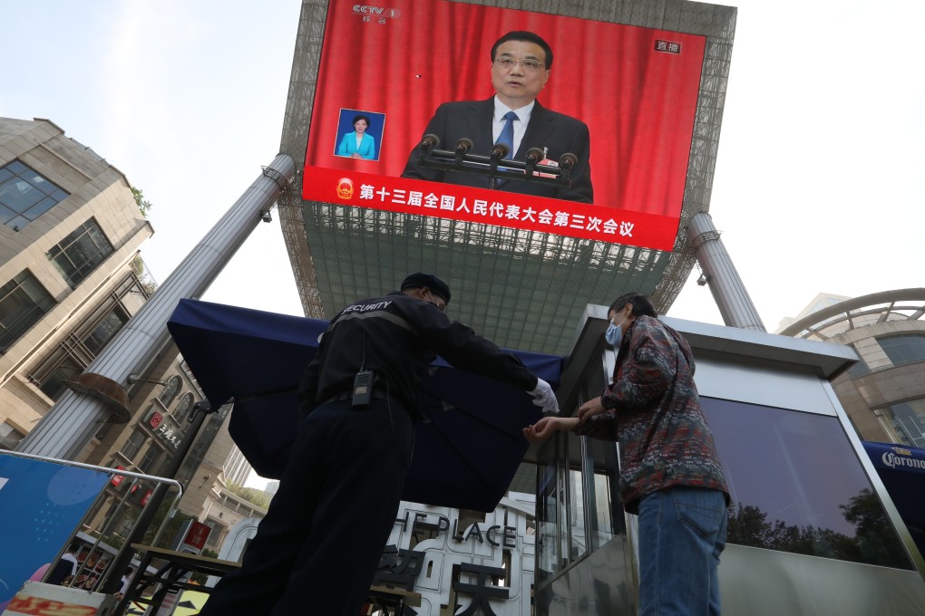 Premier Li Keqiang’s address to the NPC is broadcast to shoppers at a mall in Beijing. Photo: Simon Song