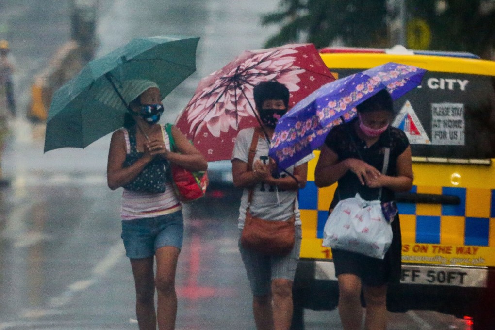 People weather a downpour brought on by Typhoon Vongfong in Manila on May 15, 2020. Photo: Xinhua