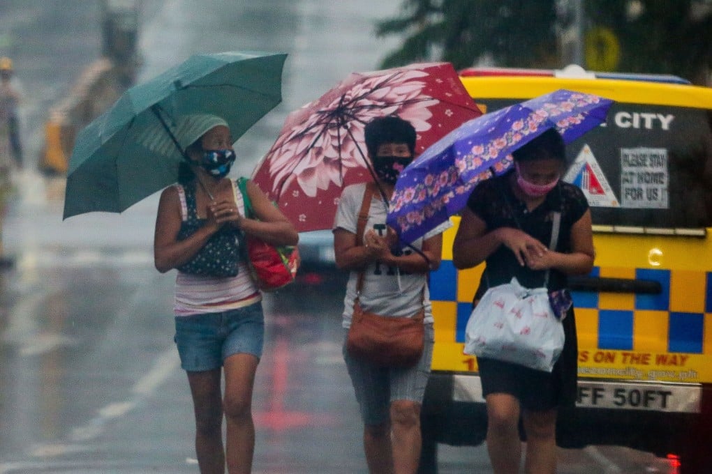 People weather a downpour brought on by Typhoon Vongfong in Manila on May 15, 2020. Photo: Xinhua