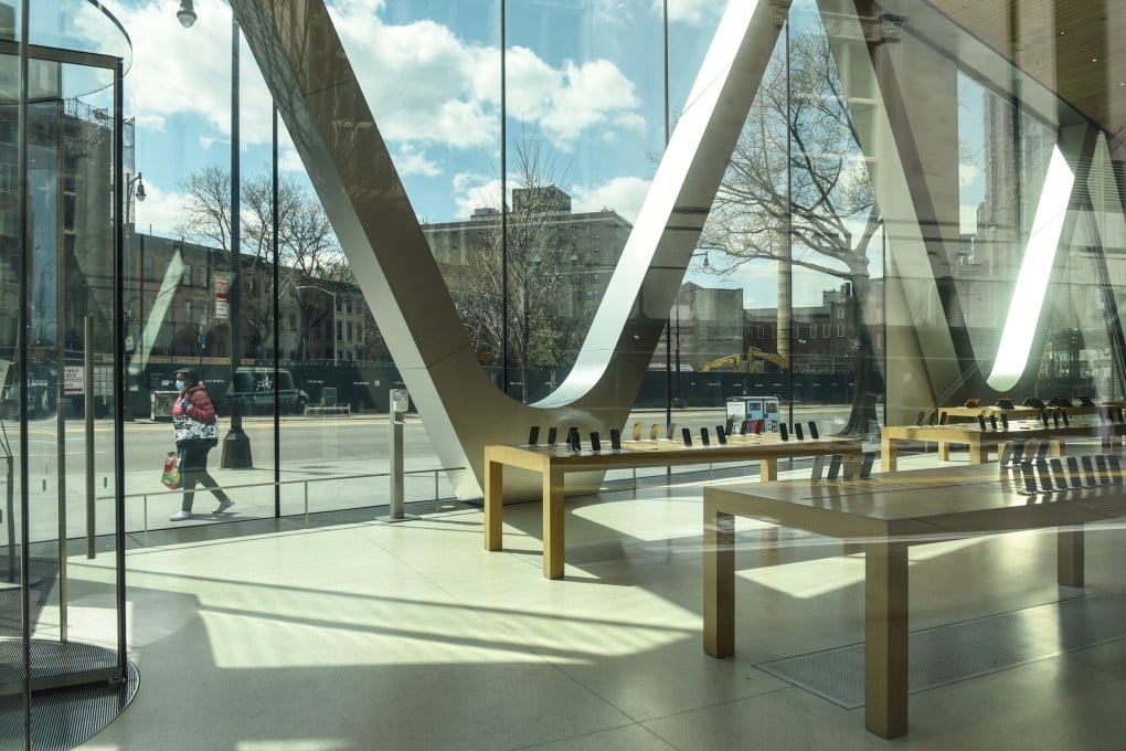 A pedestrian wearing a mask passes a closed Apple store in Brooklyn, New York City, on April 15. Photo: Bloomberg