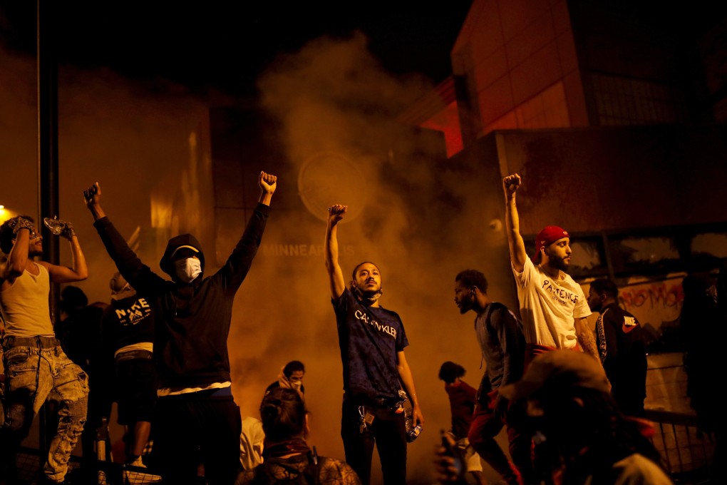 Protesters gather around after setting fire to the entrance of a police station in Minneapolis, Minnesota on May 28, after a white police officer was caught on a bystander’s video on May 25 pressing his knee into the neck of George Floyd, a 46-year-old African American, who later died at hospital. Photo: Reuters