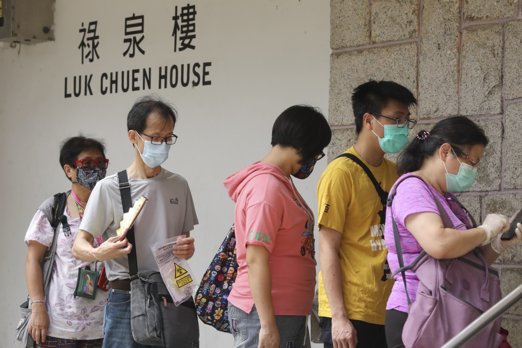 Residents queue up to return to their homes at Luk Chuen House, Lek Yuen Estate. Photo: K.Y. Cheng
