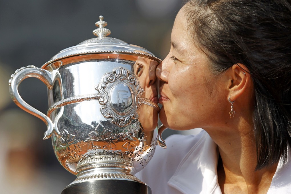 Li Na of China kisses the trophy after winning her women's final against Francesca Schiavone of Italy at the French Open tennis tournament at the Roland Garros stadium in Paris on June 4, 2011. Photo: Reuters