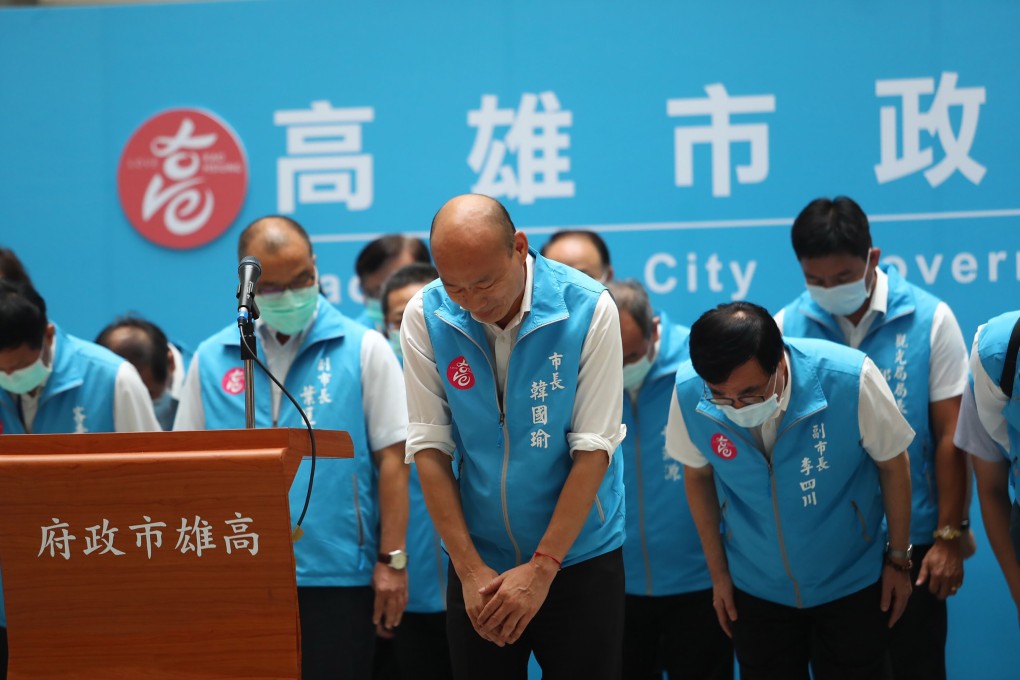 Han Kuo-yu bows to supporters after conceding defeat on Saturday. Photo: CNA