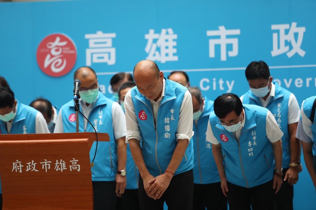 Han Kuo-yu bows to supporters after conceding defeat on Saturday. Photo: CNA