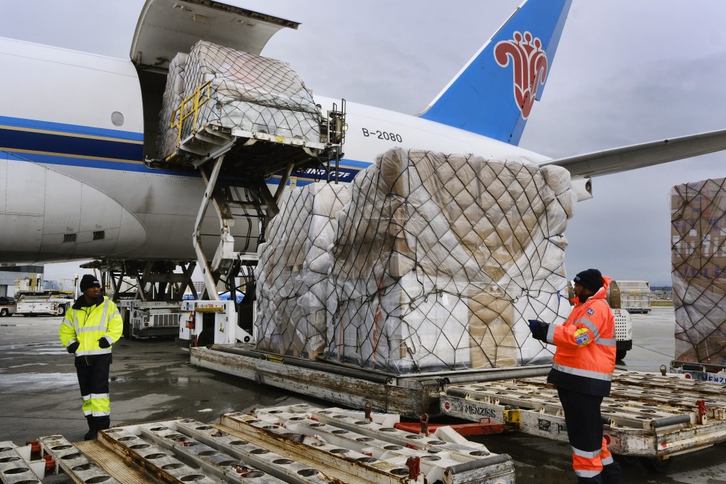 Ground crew at the Los Angeles International Airport unload a cargo of personal protective equipment from a China Southern aircraft on April 10, 2020. Photo: AP