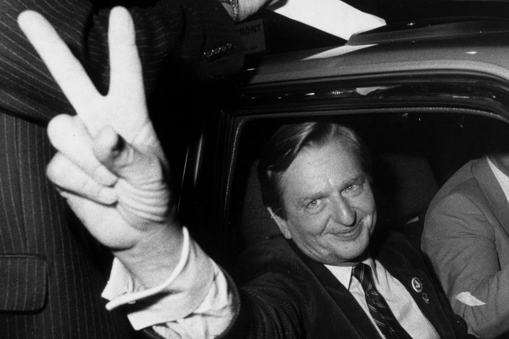 Swedish politician Olof Palme makes the victory sign after an election victory in September 1982. Photo: TT News Agency via AFP