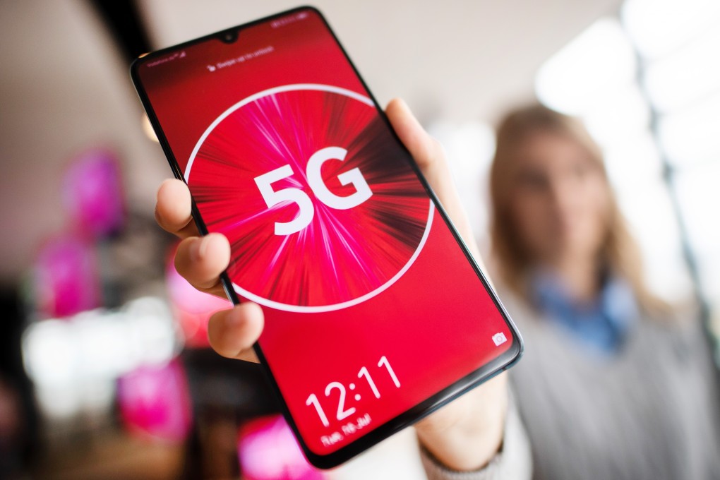 An employee of British telecommunications network operator Vodafone Group displays a 5G smartphone on May 12. Photo: DPA