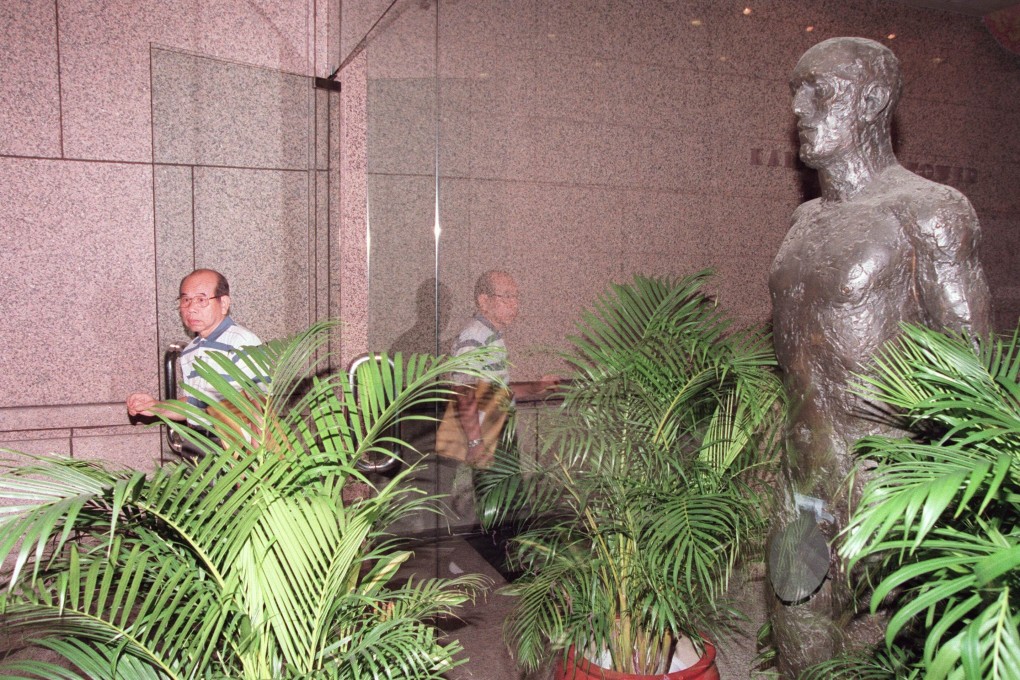 New Man and his fig leaf in Kailey Tower, Central, in 1995. Photo: SCMP