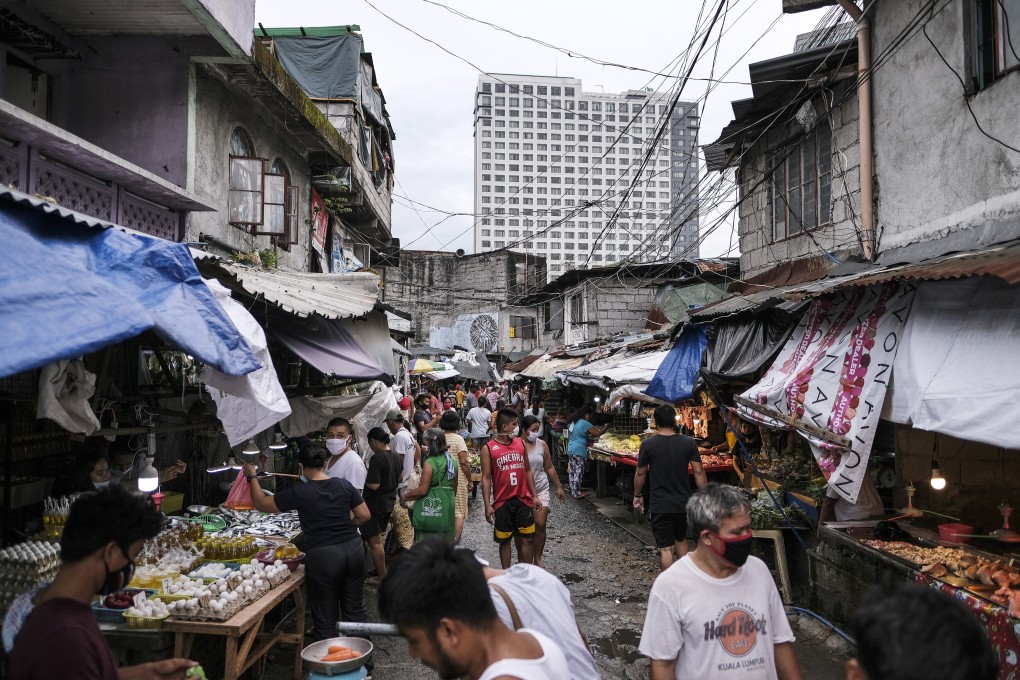 People shop at a makeshift market in Quezon City, Metro Manila. Photo: Bloomberg