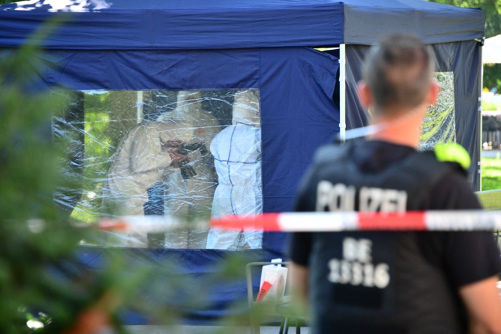 Police officers investigate a crime scene where a man was shot in the head in the Kleiner Tiergarten in Moabit, Berlin. Photo: EPA-EFE