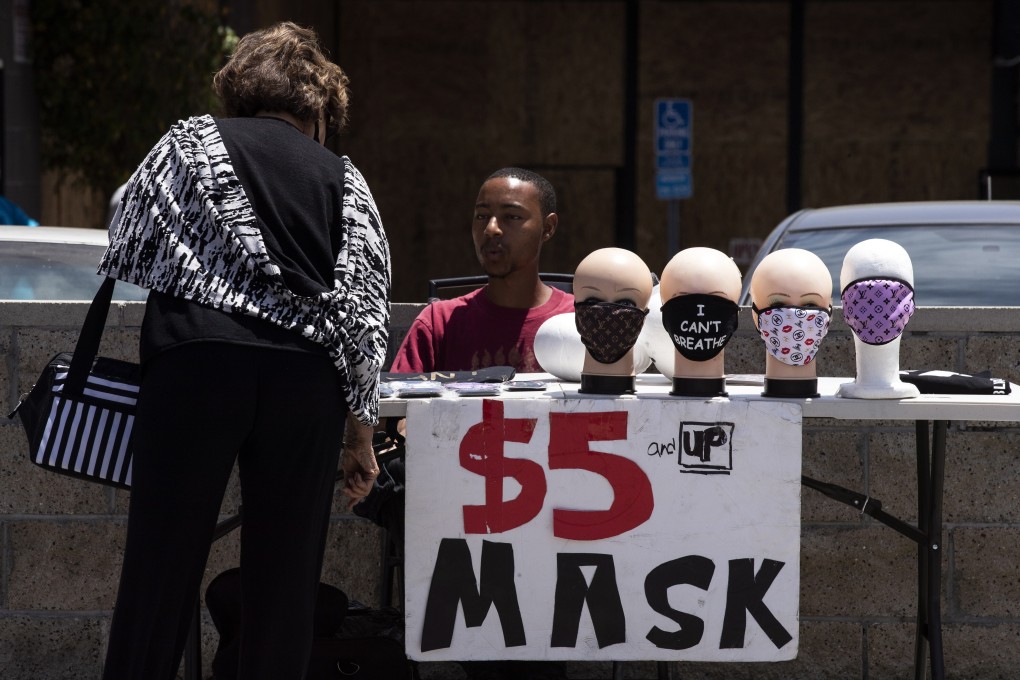 A man sells face masks in Los Angeles, California, amid the coronavirus pandemic. Photo: EPA