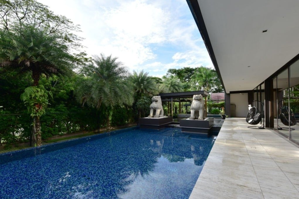 The bungalow’s swimming pool with two 15-tonne stone lions. Photo: JNA Media Group via Bloomberg