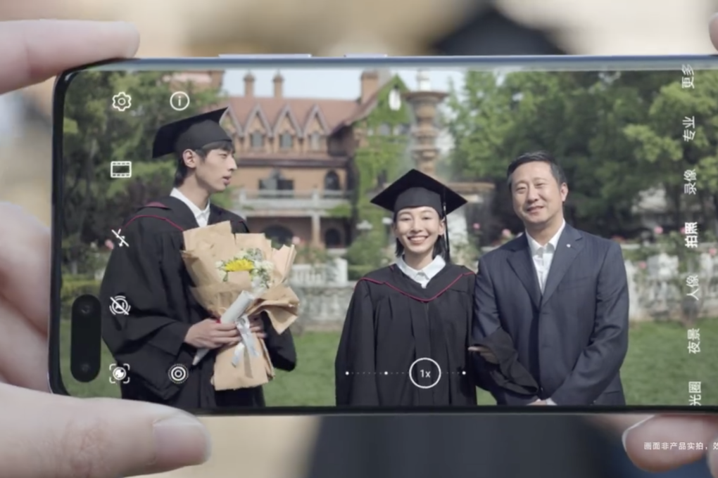 That’s one awkward picture. (Picture: Huawei via Weibo)