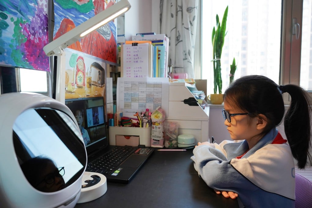 Ma Zihan, a third-grader of a primary school in Chaoyang district, attends an online class meeting from home in Beijing on April 13. Photo: Xinhua