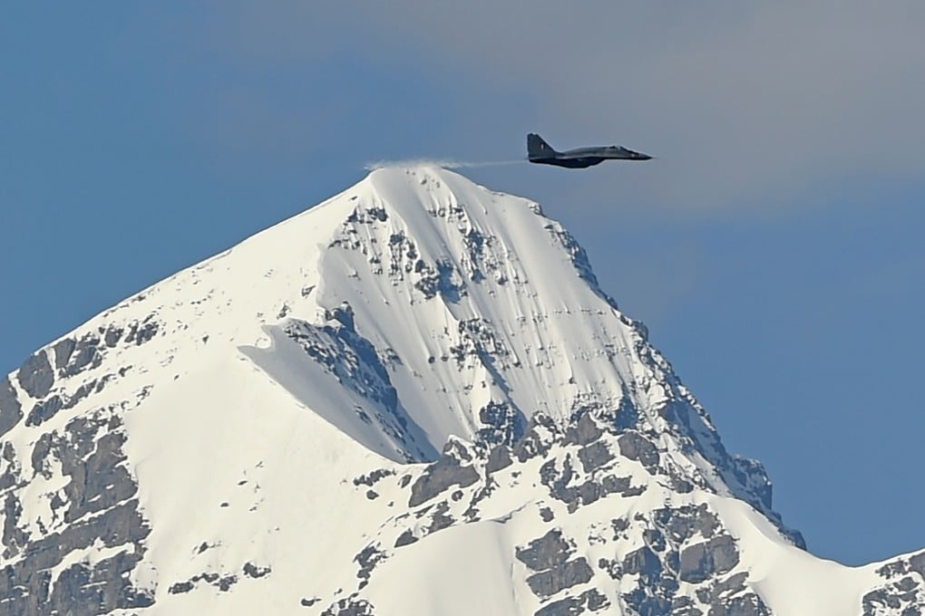 An Indian fighter jet flies over Leh, the joint capital of the union territory of Ladakh, on June 26, 2020. India acknowledged for the first time on June 25 that it has matched China in massing troops at their contested Himalayan border region after a deadly clash this month. The Himalayas region, which includes Mount Everest, is home to endangered animals. Photo: Agence France-Presse