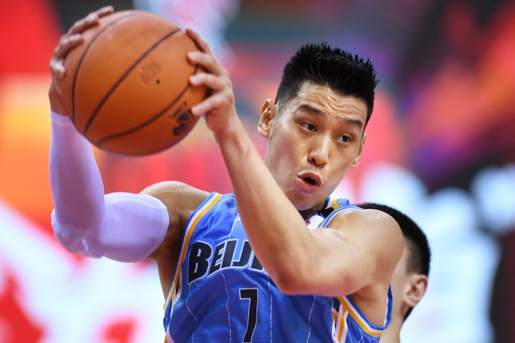 Jeremy Lin of the Beijing Ducks grabs a rebound during the match against the Zhejiang Golden Bulls. Photo: Xinhua