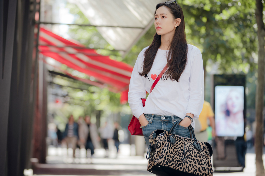 Son Ye-jin’s character carries a Tod’s bag in Crash Landing on You. With so many events cancelled this year because of the coronavirus, many major fashion houses are turning their focus to featuring their products in Korean dramas.