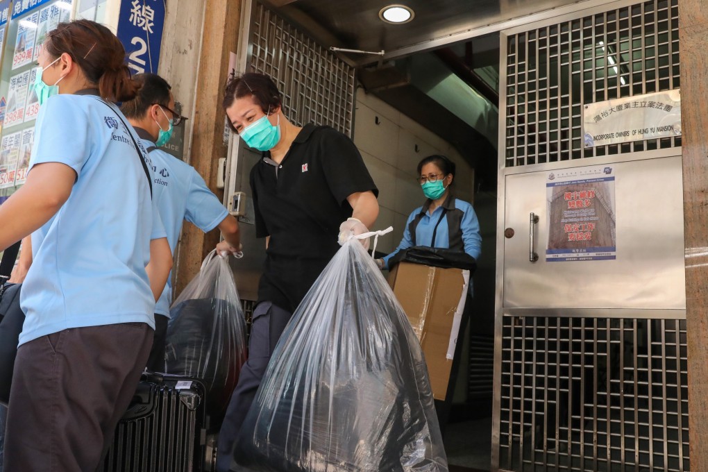 Department of Health workers collect deep-throat saliva samples from residents at Hung Yu Mansion, in Cheung Sha Wan. Photo: K. Y. Cheng