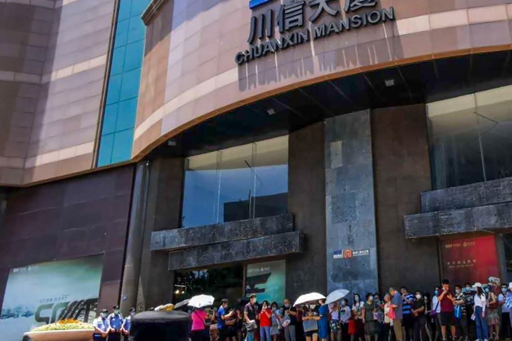 Investors protest outside Sichuan Trust’s headquarters in Chengdu. Photo: Handout
