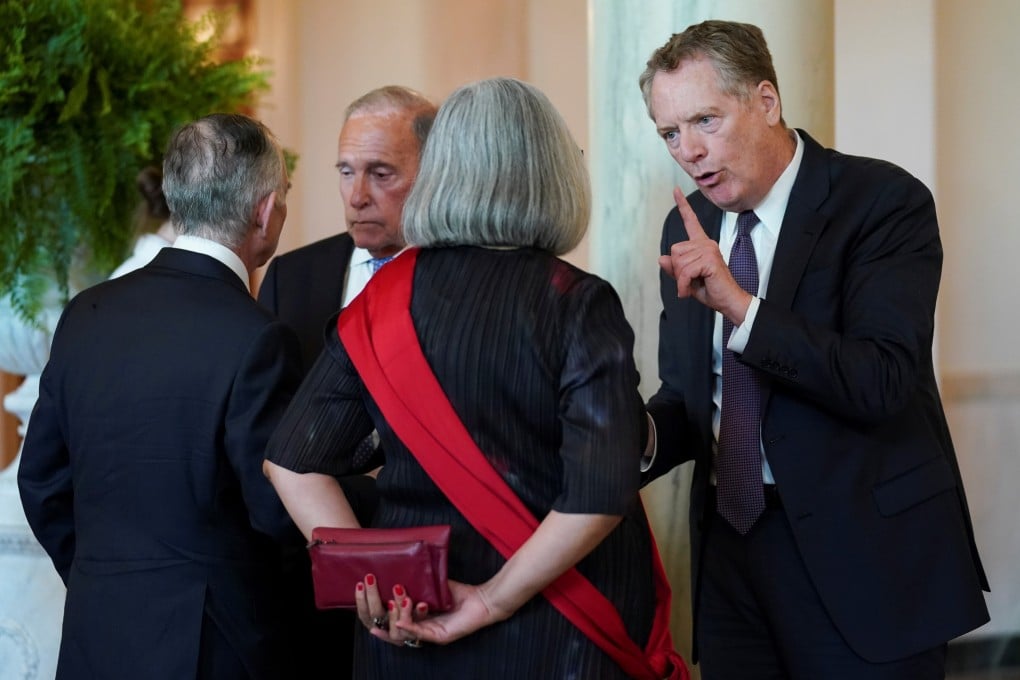 US Trade Representative Robert Lighthizer (right) speaks with a member of the Mexican delegation visiting the White House at Wednesday. Photo: Reuters