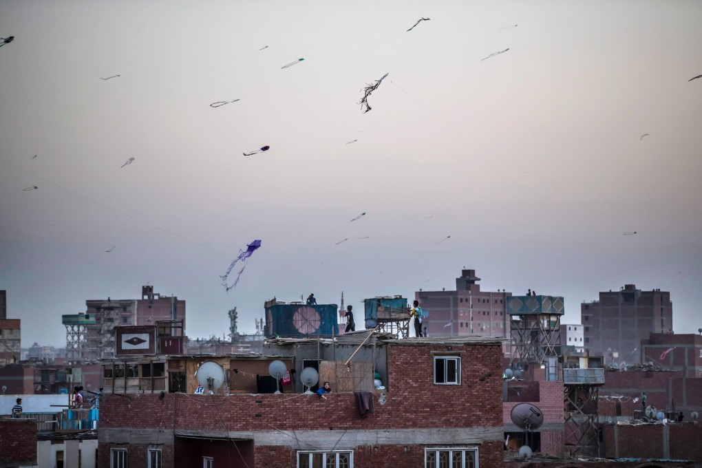 Egyptian youths fly kites in the Saft el-Laban district of the Egyptian city of Giza. Photo: AFP