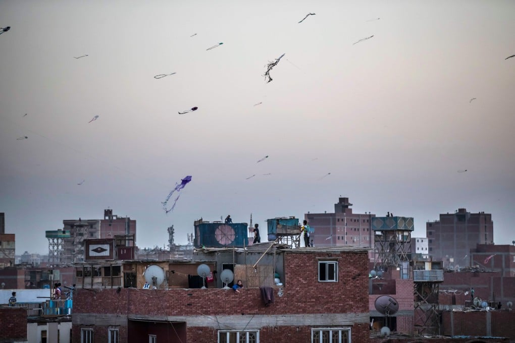 Egyptian youths fly kites in the Saft el-Laban district of the Egyptian city of Giza. Photo: AFP