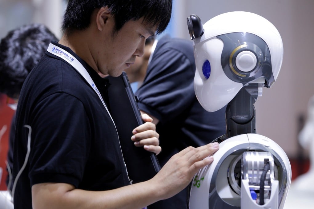 An engineer sets up a CloudMinds robot with a 5G sign before a performance at the World Robot Conference (WRC) in Beijing, China August 20, 2019. Photo: Reuters