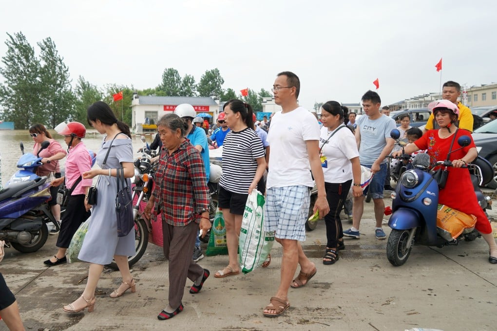 As floodwaters rise, residents prepare to board a ferry leaving Jiangzhou, located on a small island in the middle of the Yangtze River. Photo: Tom Wang
