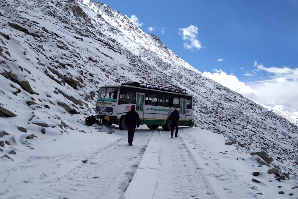 A bus stuck on a snowy road in the Ladakh mountains. Photo: Aakash Hassan