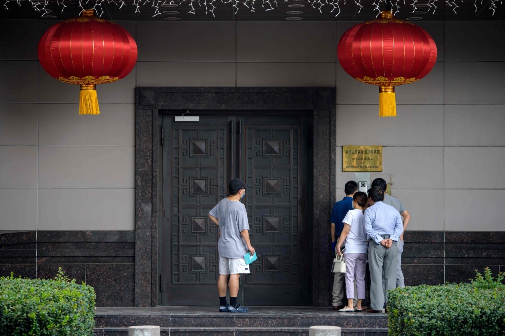 Visitors at the Chinese consulate in Houston try to speak to someone inside on Wednesday, after the facility was ordered closed by the US government. Photo: AFP