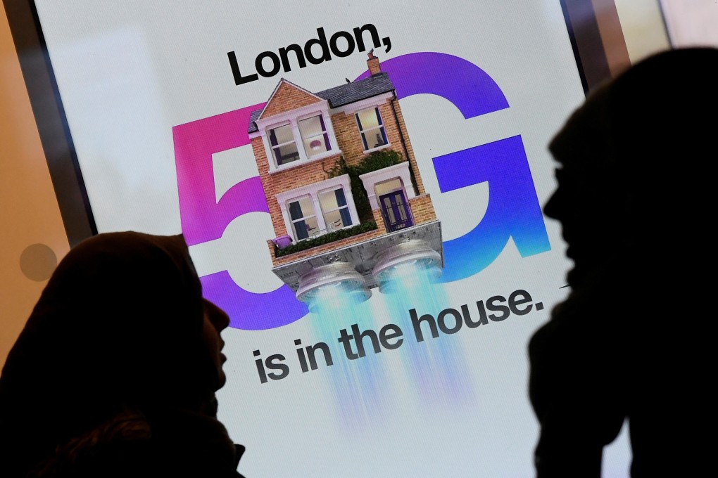 Pedestrians walk past an advertisement promoting the 5G data network at a mobile phone store in London, January 28, 2020. Photo: Reuters