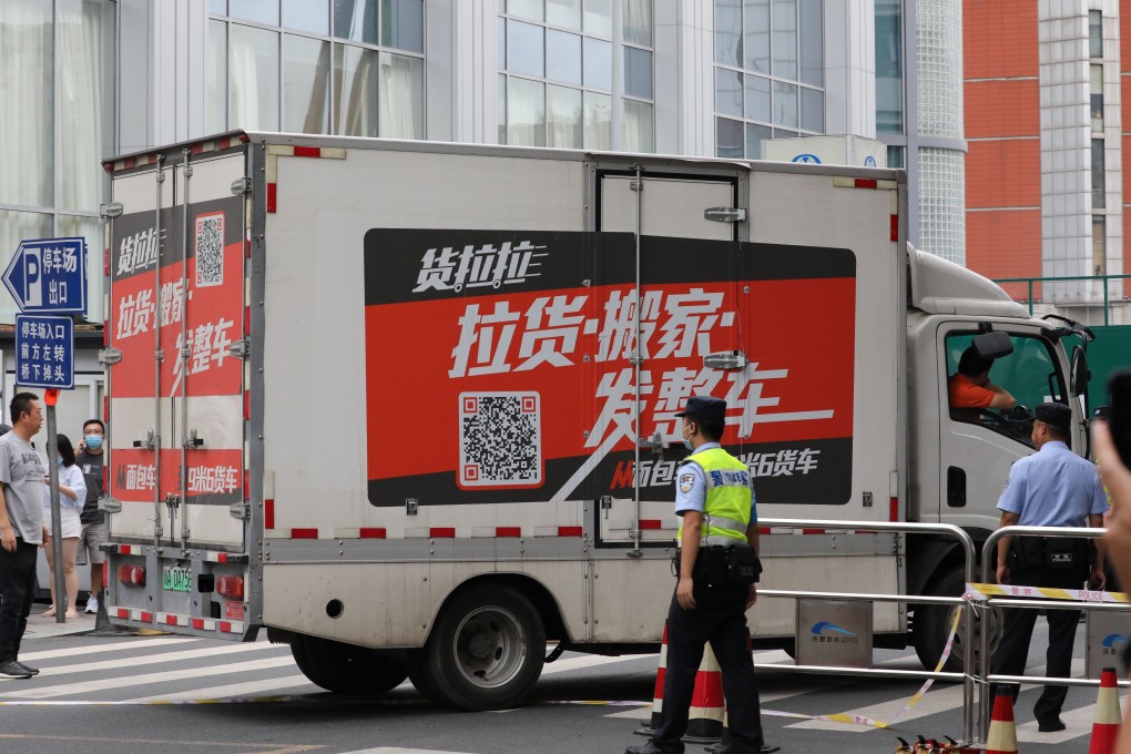 Crowds of people watched as trucks came and went from the US consulate in Chengdu on Saturday. Photo: Simon Song