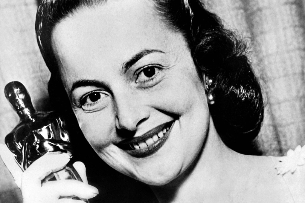 US actress Olivia de Havilland poses with her Oscar for Best Actress in a Leading Role in March 1950. Photo: AFP