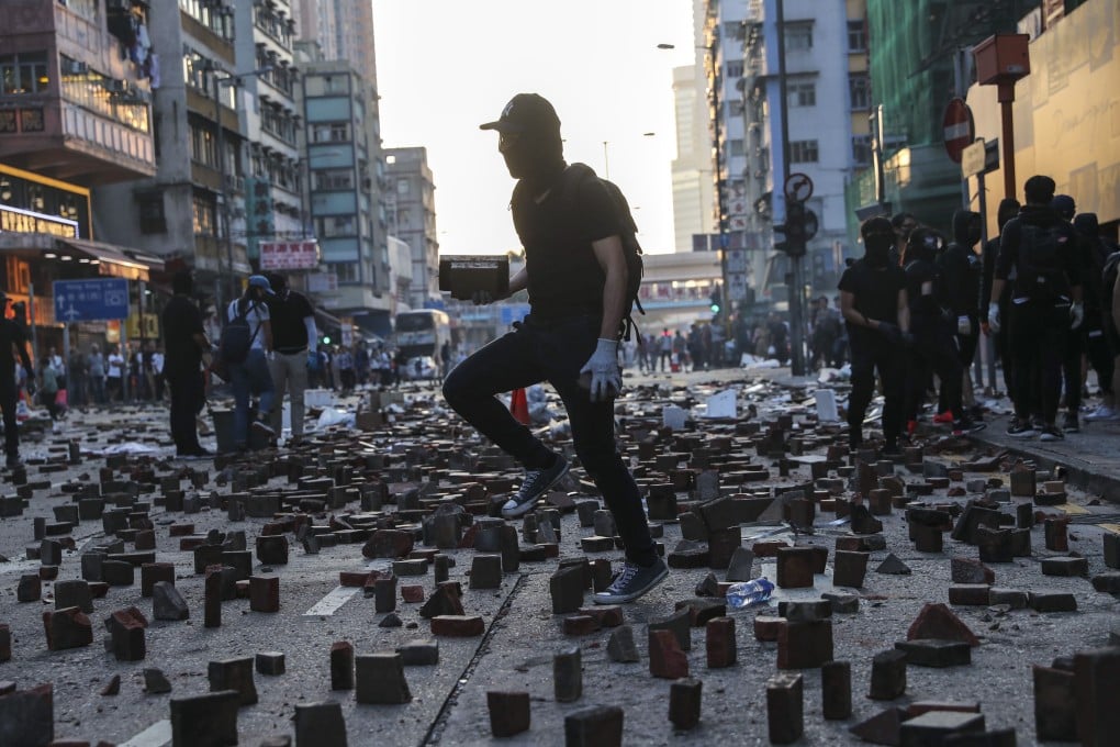Radical anti-government protesters set up roadblocks on Argyle Street in Mong Kok to disrupt traffic, the same day 18-year-old student Ng Ming-yeung was stopped with a knife in Chai Wan. Photo: Sam Tsang