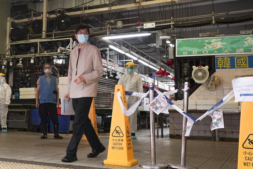 Professor Yuen Kwok-yung inspects Hung Hom market on Tuesday. Photo: Felix Wong