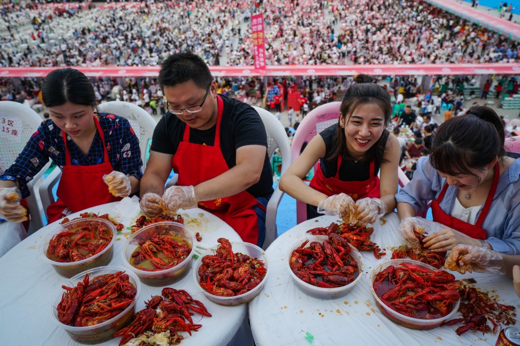 Diners feast at a massive crayfish banquet in Xuyi, Jiangsu province. Photo: Xinhua
