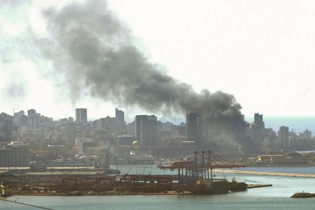 Smoke billows into the sky over the city following a car bomb explosion in Beirut on February 14, 2005. Photo: Reuters