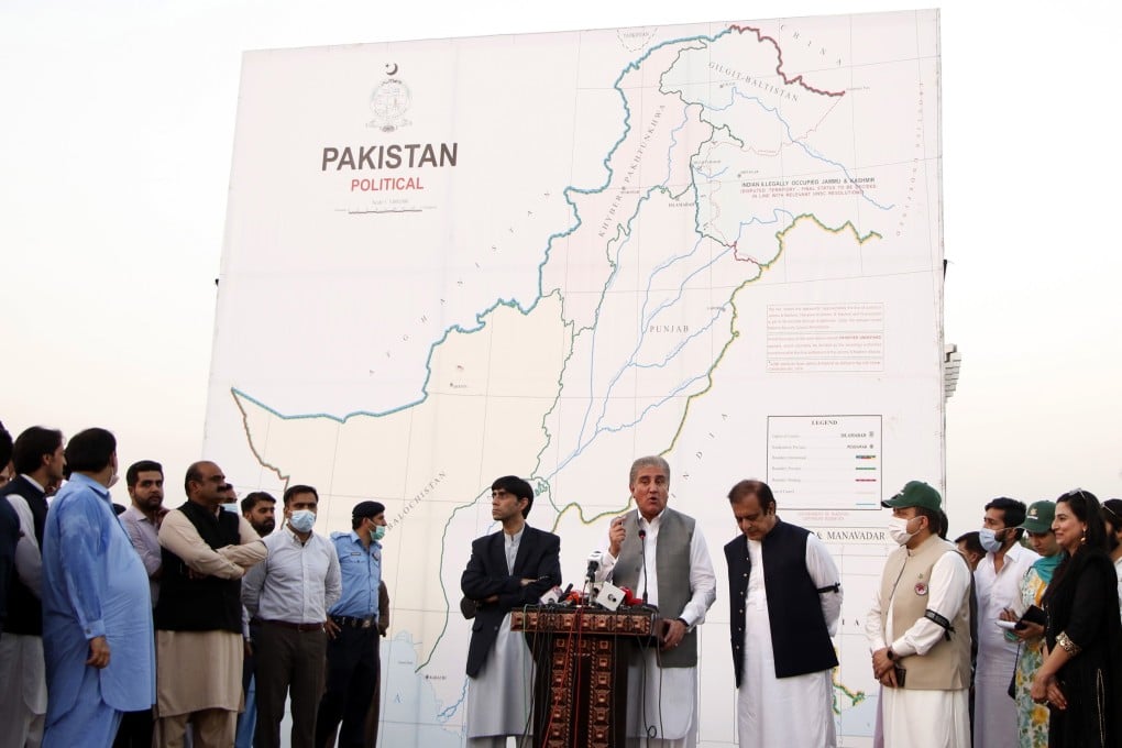 Pakistan's Foreign Minister Shah Mehmood Qureshi, centre, unveils the country’s updated official map which for the first time includes large parts of Indian-administered Kashmir. Photo: EPA