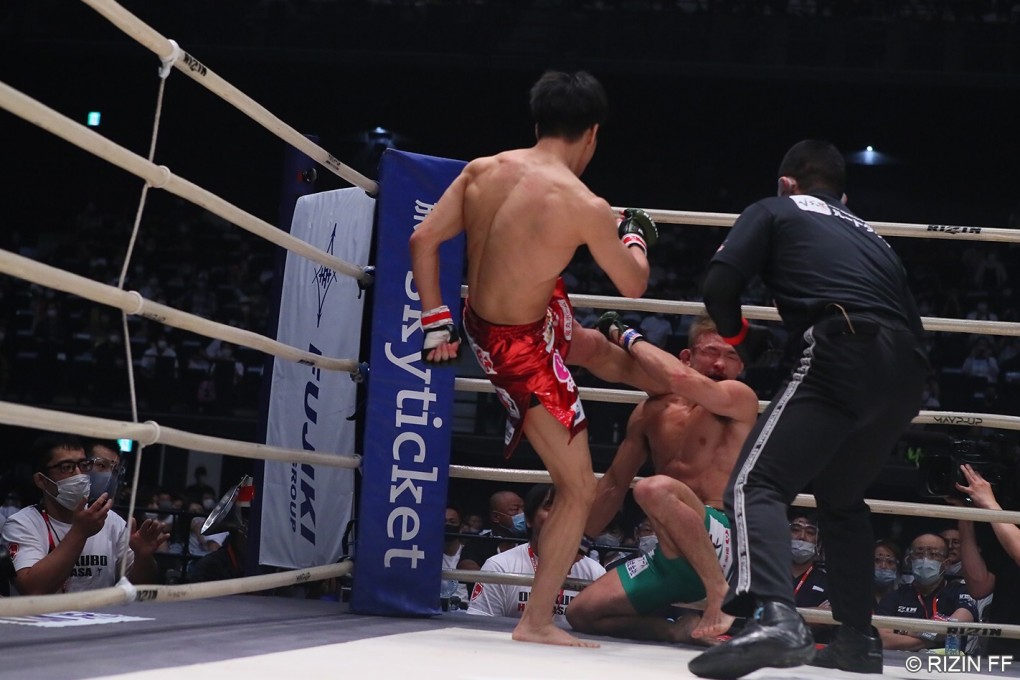 Kai Asakura lands a soccer kick to the face of Hiromasa Ogikubo at Rizin 23. Photos: Rizin FF