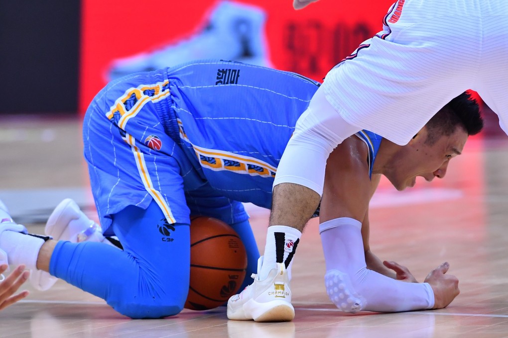 Jeremy Lin of the Beijing Ducks battles for the ball during the CBA semi-finals. Photos: Xinhua