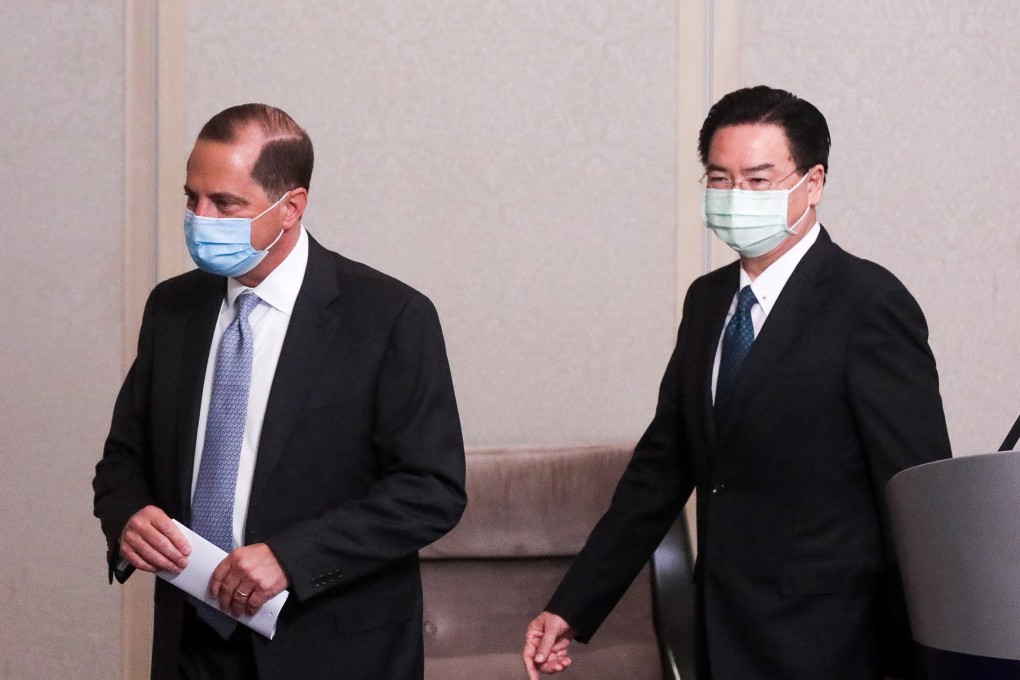 Alex Azar, US Secretary of Health and Human Services (left) and Joseph Wu, Taiwan's foreign minister, wear protective masks as they leave a news conference in Taipei, Taiwan, on Tuesday. Photo: Bloomberg