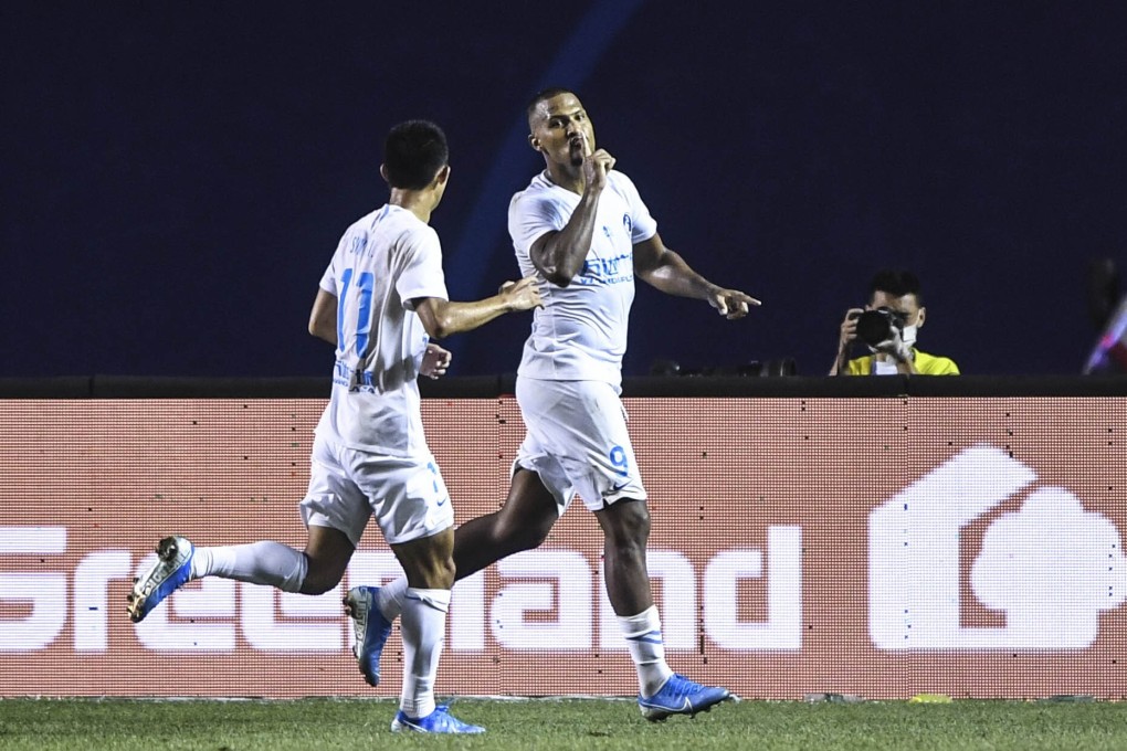 Dalian Pro’s Salomon Rondon celebrates a goal with teammate Sun Guowen. Photo: Xinhua